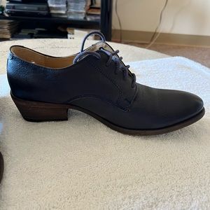 FRYE… NAVY BLUE LEATHER OXFORDS… SIZE 9.5 MEDIUM… EXCELLENT CONDITION